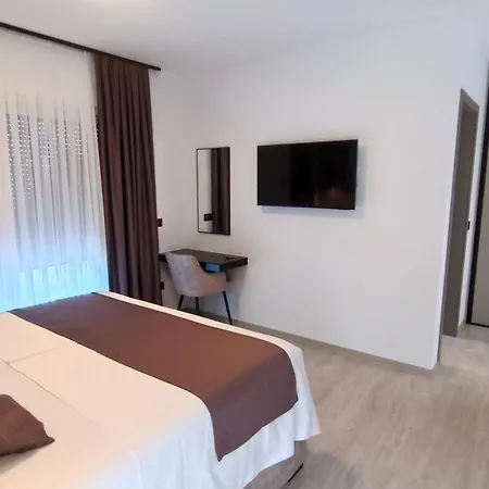 Modern Dado With Heated Pool & Sea View In * מאקרסקה