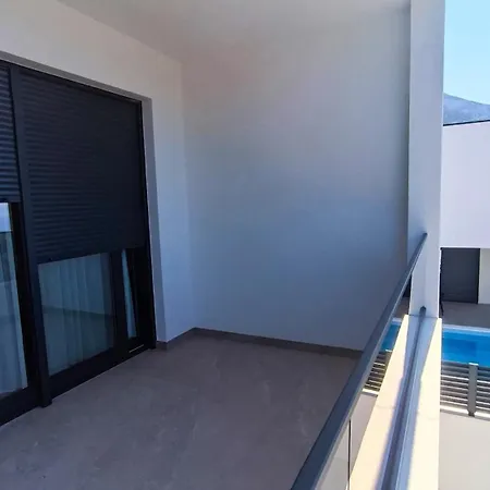 Modern Dado With Heated Pool & Sea View In וילה
