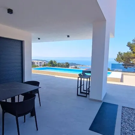 Modern Dado With Heated Pool & Sea View In Makarska