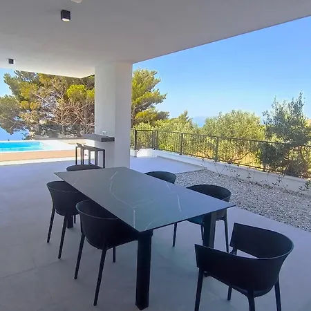 Modern Dado With Heated Pool & Sea View In וילה