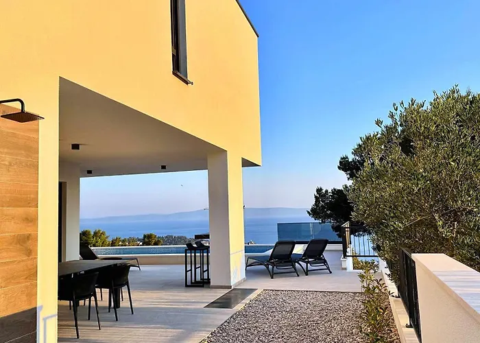 Modern Dado With Heated Pool & Sea View In Makarska