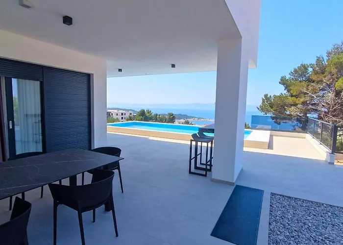 Modern Dado With Heated Pool & Sea View In Makarska